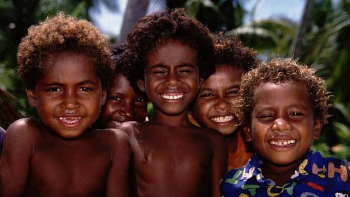 Anak-anak Papua ceria. Foto dari infofakfak.com.