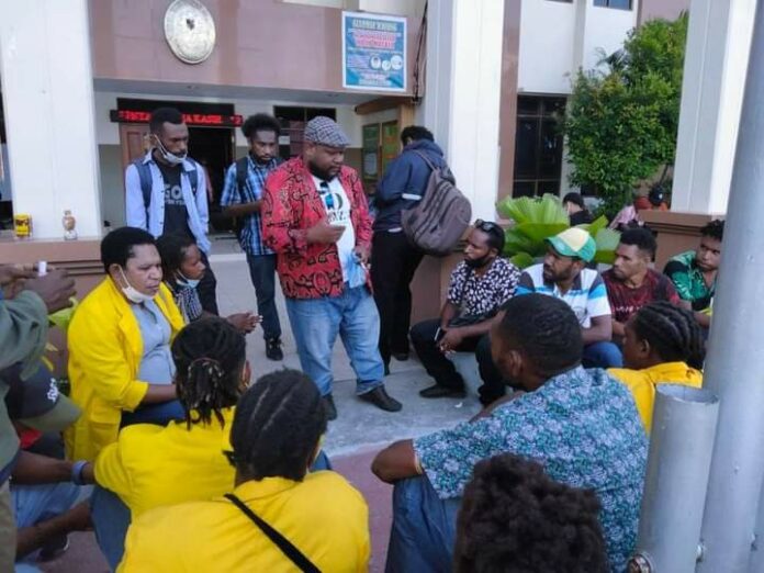 Direktur dan anggota LBH Papua saat mendampingi mahasiswa Uncen korban penggusuran asrama di sidang perdana yang ditunda di Pengadilan Negeri Jayapura, 2 Juli 2021. Foto: Doc LBH Papua.