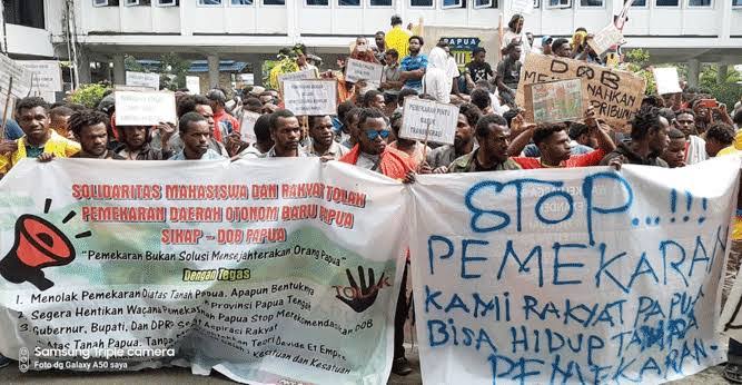 Aksi masa mahasiswa tolak pemekaran di Jayapura. Gambar dari jubi.co.id.