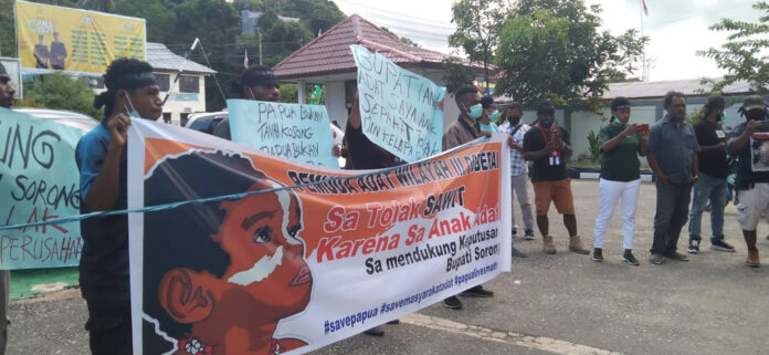Aksi Konfederasi Masyarakat Adat Tolak Investasi di depan Kantor Kejaksaan Negeri Sorong pada 24 Agustus 2021 Gambar dari kumparan.com