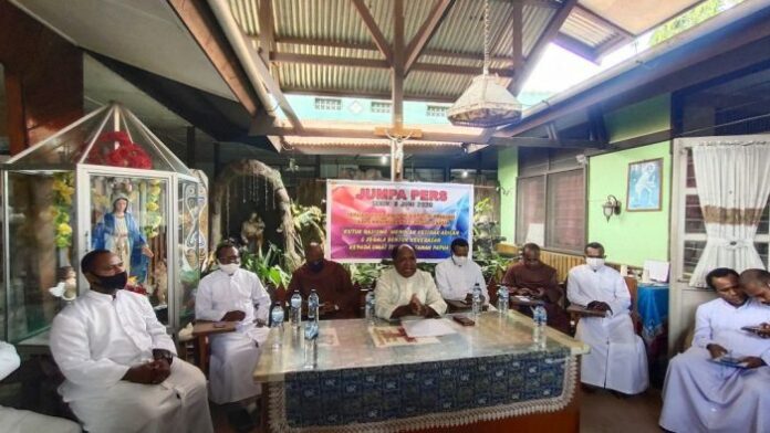 Pastor-Pastor Katolik Pribumi dari lima keuskupan se-regio Papua saat menggelar konferensi pers menyikapi rasisme dan pelanggaran HAM. Foto dari ceposonline.com