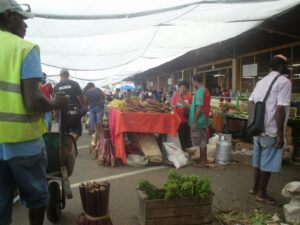 Gambar 3: Petugas pasar sedang mengontrol kebersihan pasar.