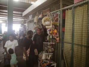 Gambar 7: Stand untuk kerajinan Mama- Mama yang disediakan didalam pasar utama.