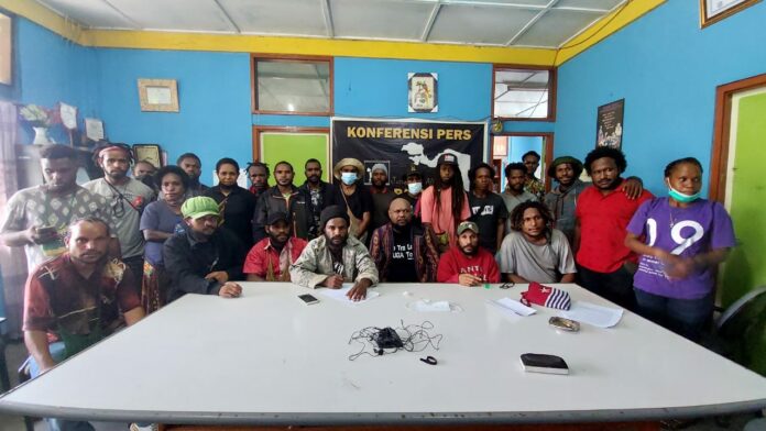 Sorakpatok saat lakukan jumpa pers di Kantor LBH Papua, Kamkey, Jayapura pada 8 November 2021. Foto dok Sorakpatok.