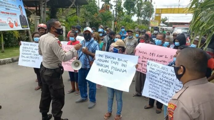 Keluarga korban melakukan aksi ke Mapolres Nabire menuntut Bupati Dogiyai, Yakobus Dumupa segera di proses hukum. Foto dari medcom.com