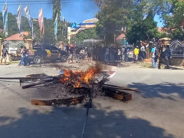 Aksi demo Relawan PON XX Papua ricuh dan bakar ban depan Kantor PB PON XX Papua di Otonom, Kota Jayapura pada Jumat, 29 Oktober 2021. Foto dari alur.id