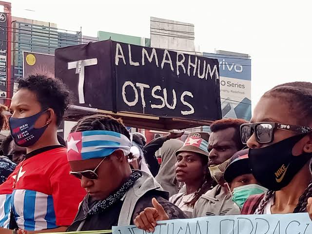 Aksi masa dengan membawa peti mati almarhum Otsus di Sorong pada 11 Januari 2020. Foto dari suarapapua.com
