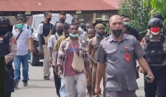 Foto 8 mahasiswa Papua yang ditahan saat kibarkan bendera Bintang Kejora di Gedung GOR Kota Jayapura pada 1 Desember 2021. Foto dari facebook.