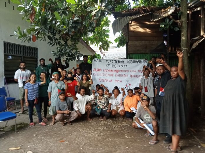 Aliansi Perempuan untuk Pembebasan Nasional Papua saat membaca pernyataan sikap dalam rangka peringati 109 Tahun Hari Perempuan Internasional di Kantor Dewan Adat Papua (DAP), Ekspo, Jayapura pada 7 Maret 2022 siang. Foto dok Green Papua.