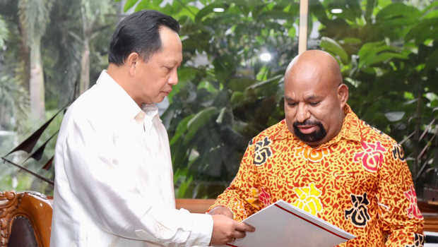 Gubernur Lukas Enembe saat bertemu Titto Karnavian dan menyepakati Papua dimekarkan menjadi 7 wilayah. Foto dari beritasatu.com