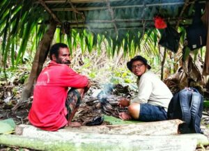 Saya bersama Bapa Andrianus di bivak dusun sagu mereka (foto: I Ngurah Suryawan)