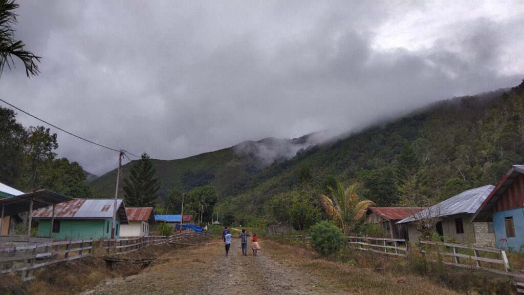 Suasana kampung lama berdekatan dengan distrik. Rencana kampung baru berada di belakang bukit. Foo: I Ngurah Suryawan.