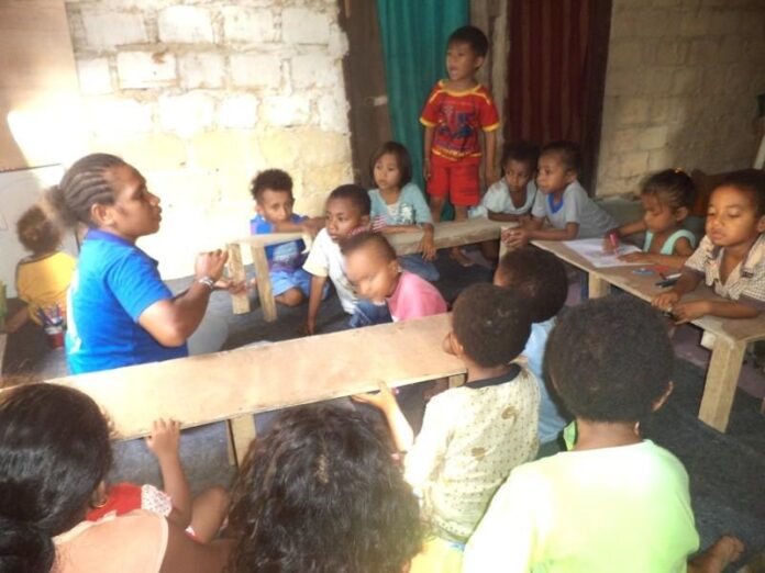 Bunda Papua sedang mulai pembelajaran terhadap anak-anak Sekolah Bunga Papua. Foto: dokumen Sekolah Bunga Papua.