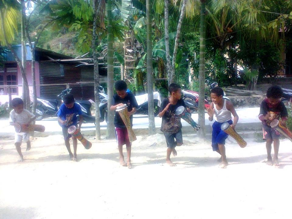 Tarian anak-anak Sekolah Bunga Papua dengan tifa untuk persiapan sebuah pementasan. Foto: dokumen Sekolah Bunga Papua.