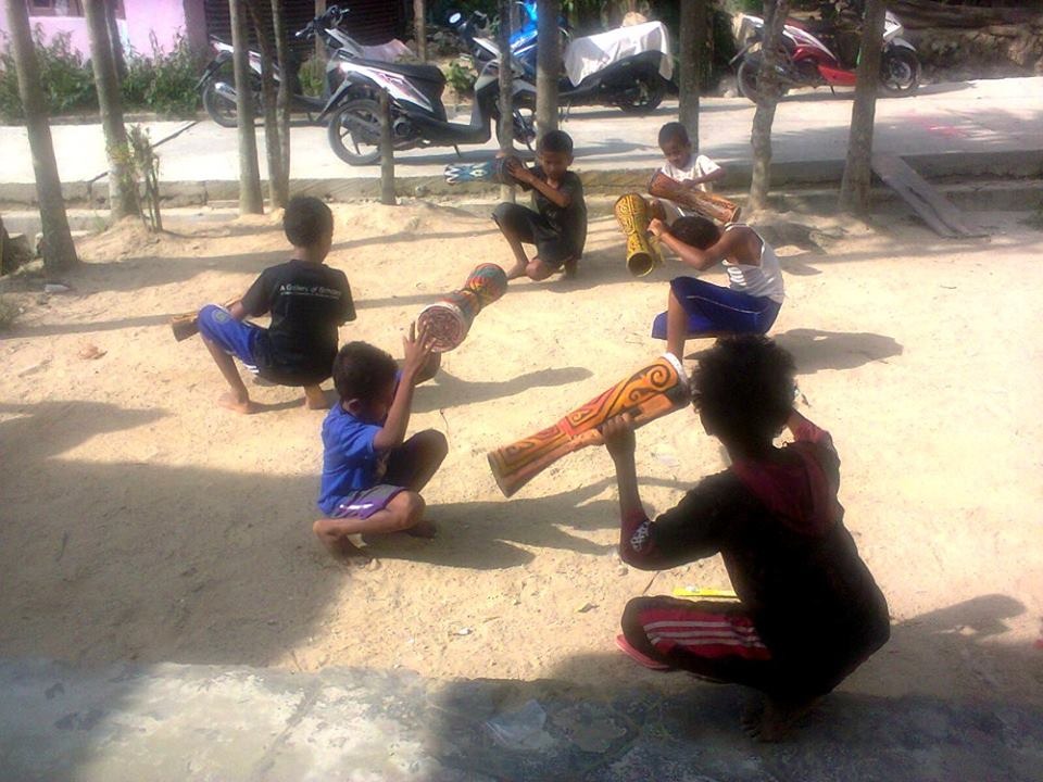 Aktivitas tarian anak-anak Sekolah Bunga Papua di Sekolah Bunga Papua di Kota Sorong. Foto: dokumen Sekolah Bunga Papua.