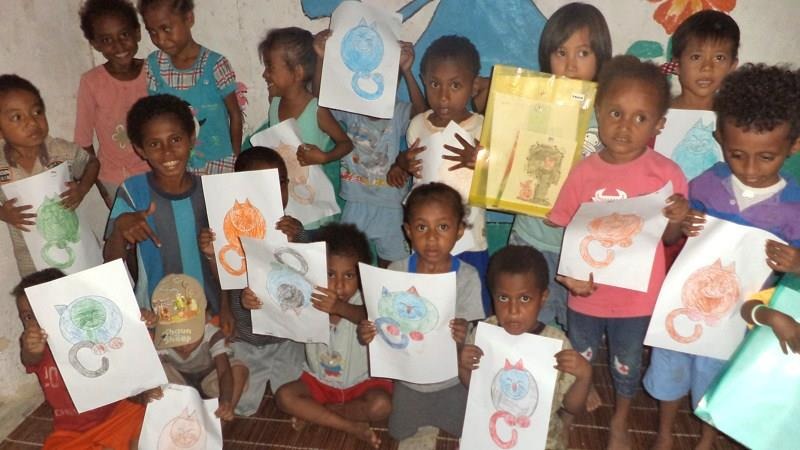 Anak-anak PAUD Bunga Papua sedang menunjukkan karya mereka setelah selesai menggambar. Foto: dokumen Sekolah Bunga Papua.