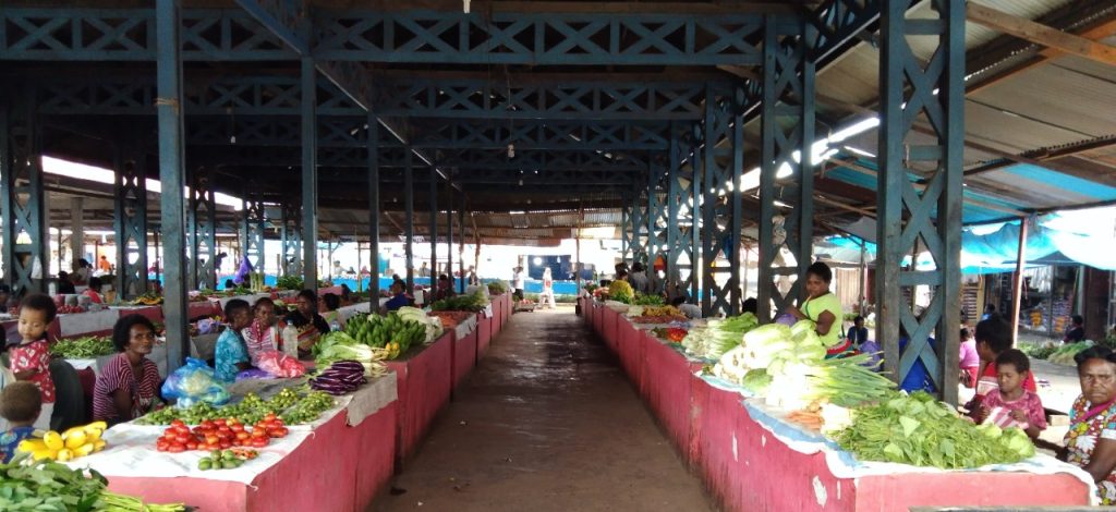 Sebagian besar mama-mama berjualan di lapak Pasar Ransiki, Kabupaten Manokwari Selatan, Papua Barat. Foto: I Ngurah Suryawan.
