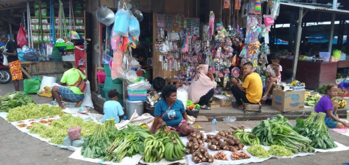 Bagian muka saat jalan masuk menuju Pasar Ransiki ibukota dari Kabupaten Manokwari Selatan, Papua Barat. Foto: I Ngurah Suryawan.