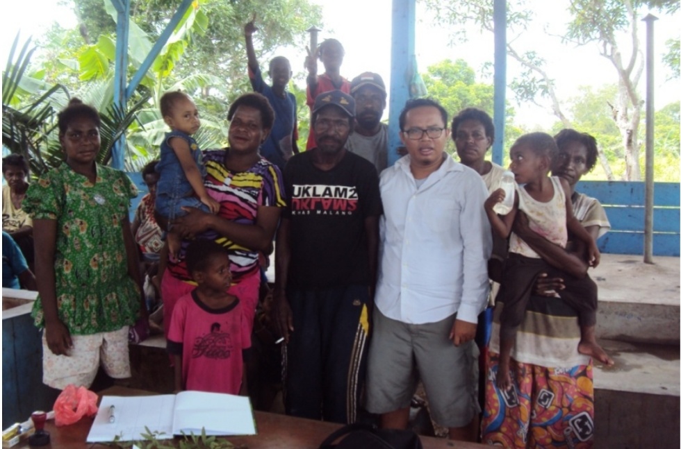 Saya bersama dengan kelompok penyulingan minyak kayu putih Nenandubete (untuk kita sendiri) di Kampung Wasur Kabupaten Merauke Provinsi Papua. Foto: I Ngurah Suryawan.