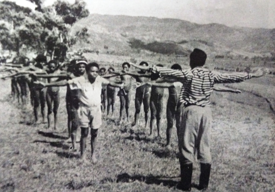 Anak-anak Pyramid melakukan olah raga sebelum mengikuti pelajaran. Foto: Majalah Triton No. 2 Februari 1961, dokumentasi Perpustakaan Universitas Leiden, Belanda.