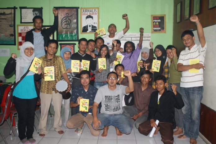 Foto bersama dengan memegang buku 