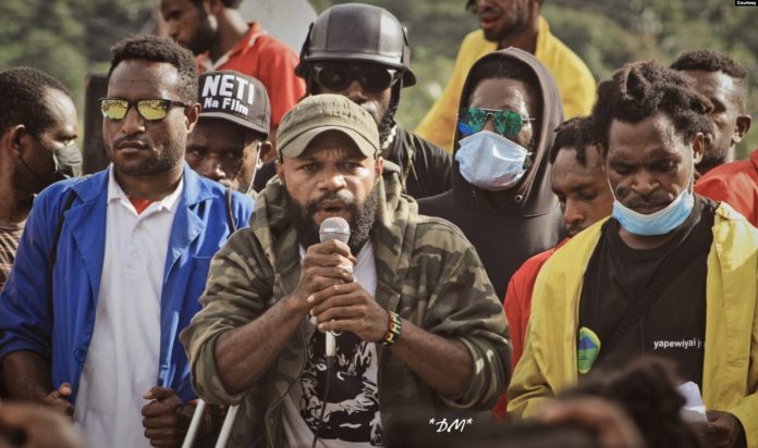Jefry Wenda, Juru Bicara Nasional Petisi Rakyat Papua (PRP) sedang berorasi saat aksi demonstrasi damai di Jayapura. Foto: voaindonesia.com