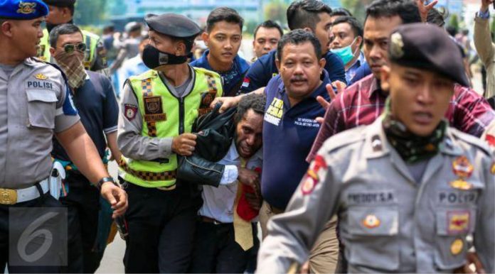 Salah satu masa Aliansi Mahasiswa Papua (AMP) yang dipukul secara brutal dan ditangkap saat aksi tuntut Papua merdeka pada 1 Desember 2015 di bundaran HI, Jakarta. Foto dari liputan6.com