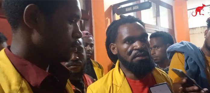 Kamus Bayage (kiri) dan Gerson Pigai (kiri). Foto laolao-papua.com