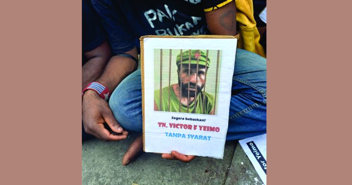 Poster pembebasan Victor Yeimo. Foto RPMR.