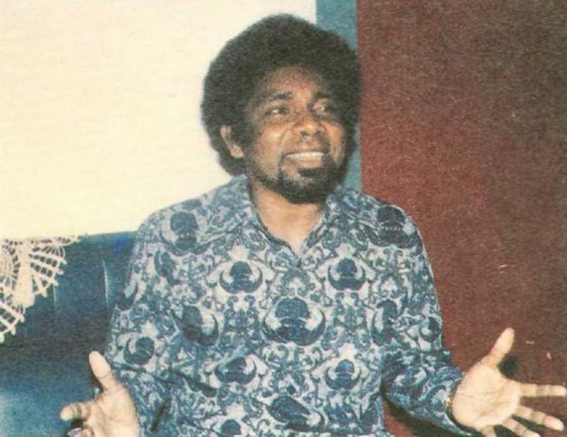 Arnold Clements Ap sebagai kurator Museum Antropologi Uncen dan ketua grup Mambesak. Foto: Repro buku The Morning Star in Papua Barat.