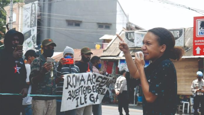 Orasi salah satu perempuan Papua dalam aksi Aliansi Mahasiswa Papua (AMP) Komite Kota Malang tahun 2022. Foto dok AMP.