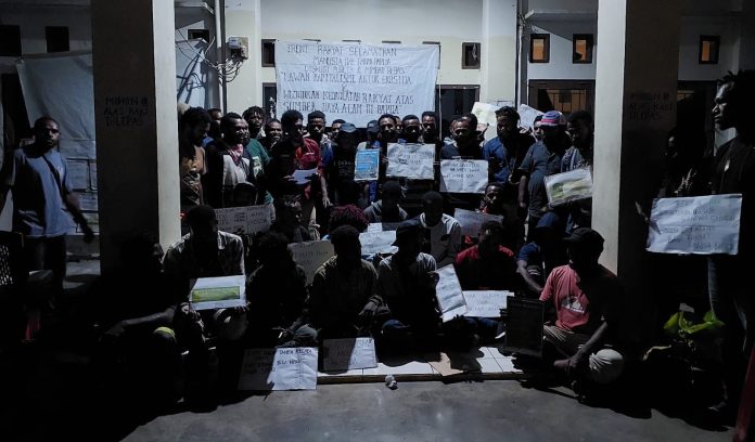 Seusai diskusi dan pembacaan Pernyataan Sikap FRSMTP pada 5 Mei 2023 di Jayapura. Foto dok Komunitas Green Papua.