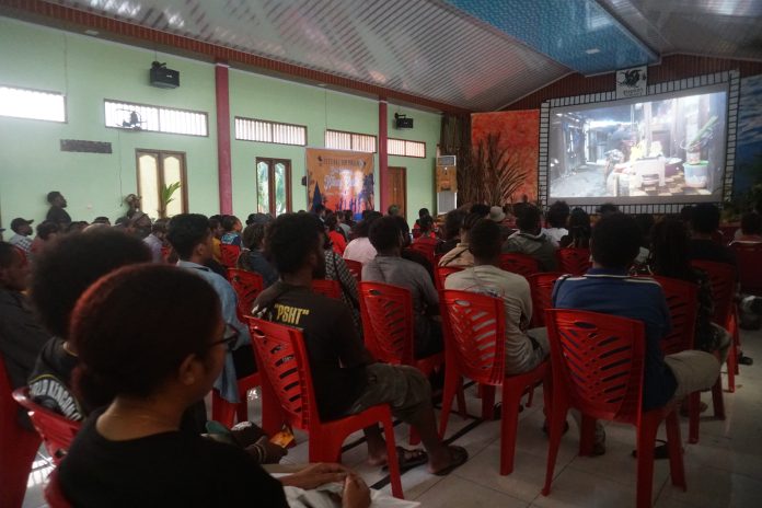 Suasana antusias rakyat mengikuti Festival Film Papua (FFP) ke VI hari ini, 7 Agustus 2023 di Jayapura. Foto dok Papuan Voices.