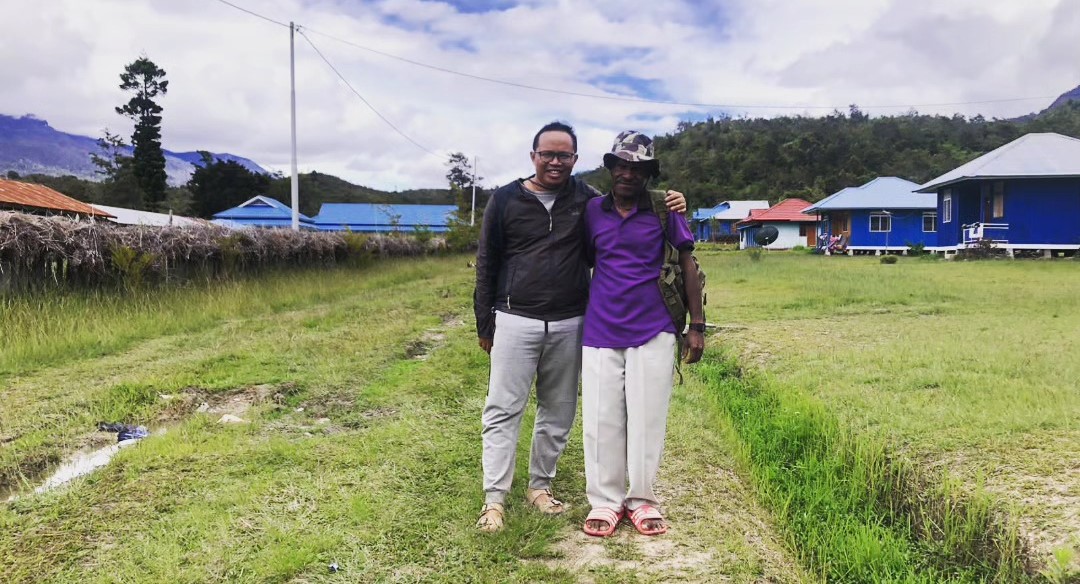 Saya bersama Bapa Bertus Mabel, guru tidak tetap di SD Inpres Melanggama, Kampung Ilugwa, Mamberamo Tengah. Foto: Tri Arisanti.