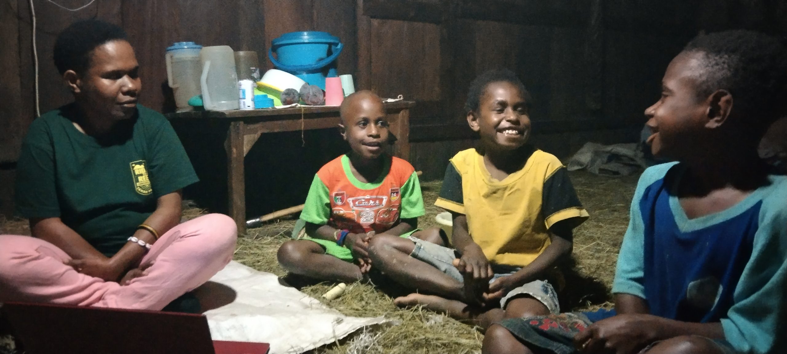 Kami mengajak anak-anak untuk bermain dan bercerita bersama di honai Kampung Ilugwa, Mamberamo Tengah. Foto: I Ngurah Suryawan.