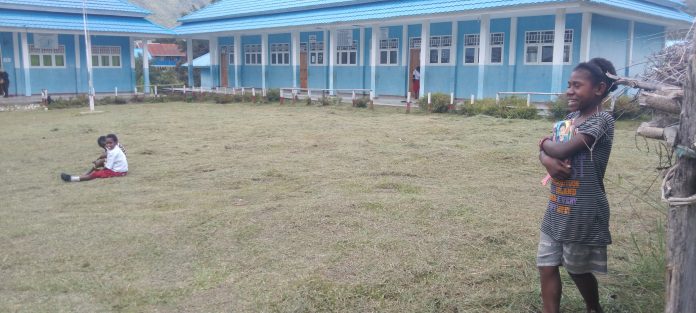 Anak-anak menunggu sekolah dibuka pada pagi hari di Kampung Ilugwa, Kabupaten Mamberamo Tengah. Foto: I Ngurah Suryawan.