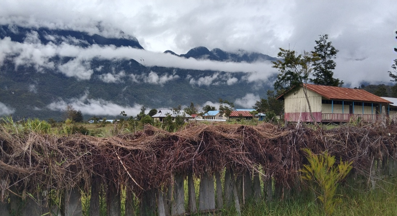 Pagar dan bangunan tua gedung di SD Inpres Melanggama, Kampung Ilugwa, Mamberamo Tengah. Foto: I Ngurah Suryawan.