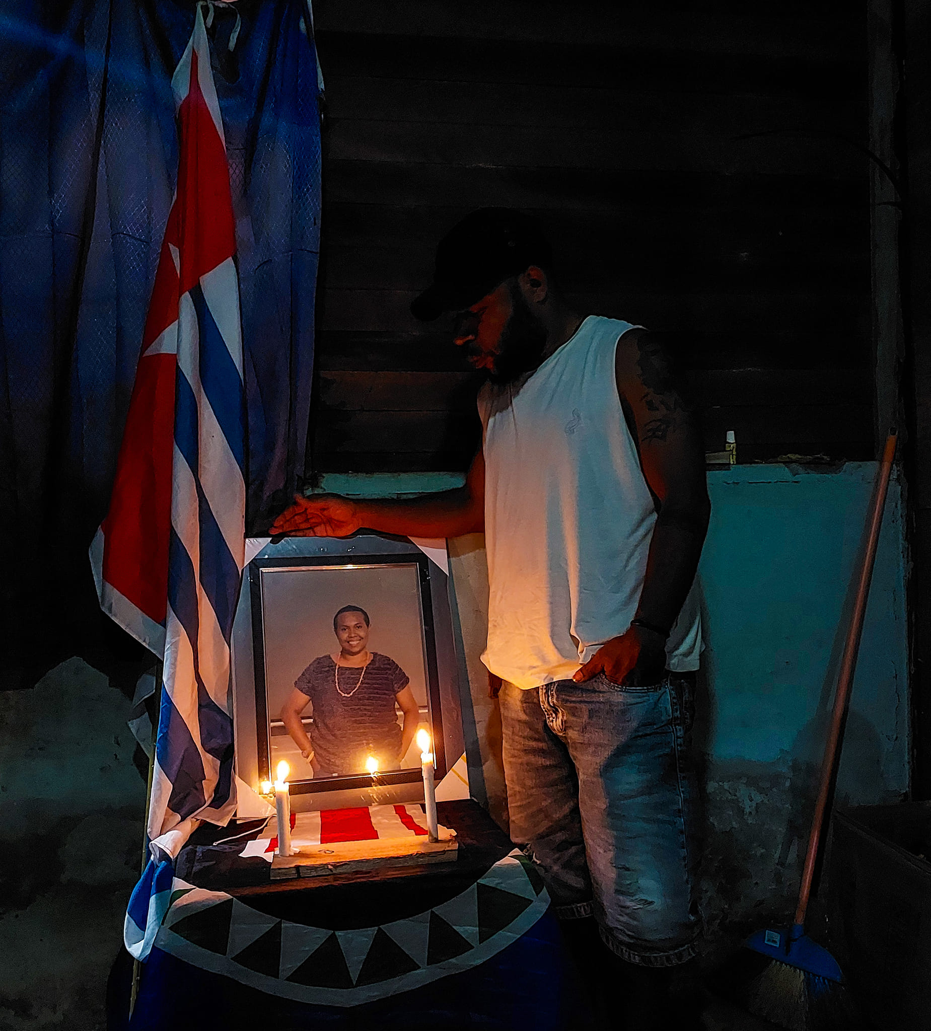 Para kolega dan sahabat mengenang kepergian Zuzan Chrystalia Griapon. Foto dok. Jefry Wenda.