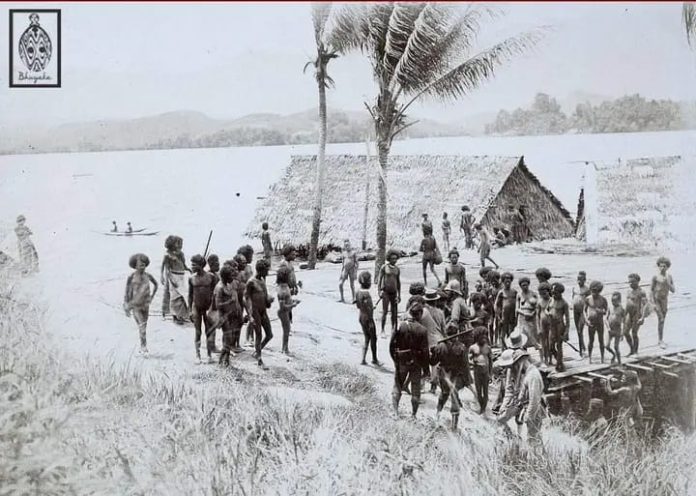 Masyarakat kampung Donday menyambut Tim Ekspedisi Wichmann tahun 1903. Dokumentasi milik Agus Makuba, Bhuyaka.