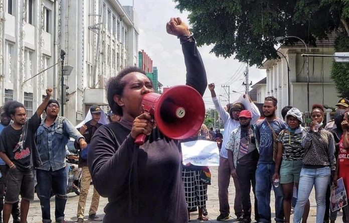 Zuzan Griapon saat berorasi dalam sebuah aksi demonstrasi oleh AMP Komite KotaYogyakarta. Foto dok laolao-papua.com