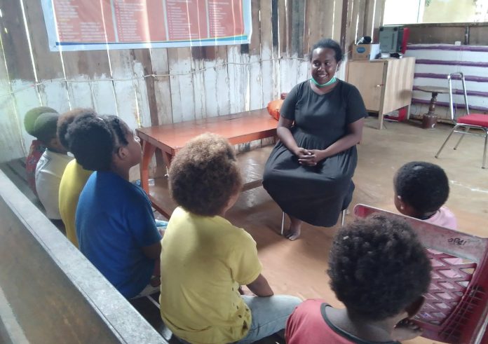Zuzan Chrystalia Griapon saat mengajar di Sekolah Alternatif Papua. Foto fok. Sekolah Alternatif Papua.