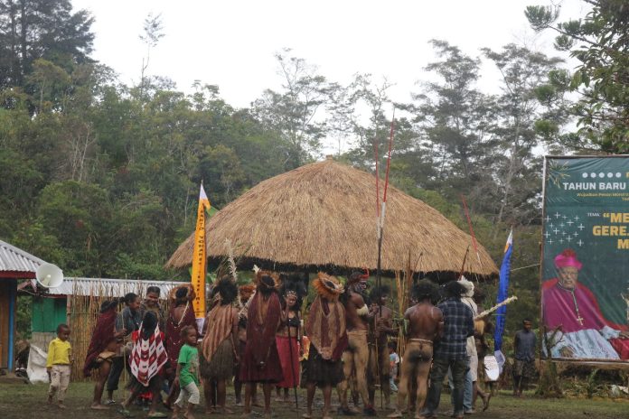 Suasana kegiatan Perayaan Lepas Sambut Tahun Baru dalam nuanasa orang di Kapela “Santo Yohanes” Yogonima, Paroki “Kristus Gembala Kita” Pugima, Kampung Yogonima, Distrik Itlay-Hisage, Kabupaten Jayawijaya, Provinsi Papua Pegunungan. Foto: Manfred Kudiai, dokumen panitia perayaan tahun baru bernuansa Hugula.