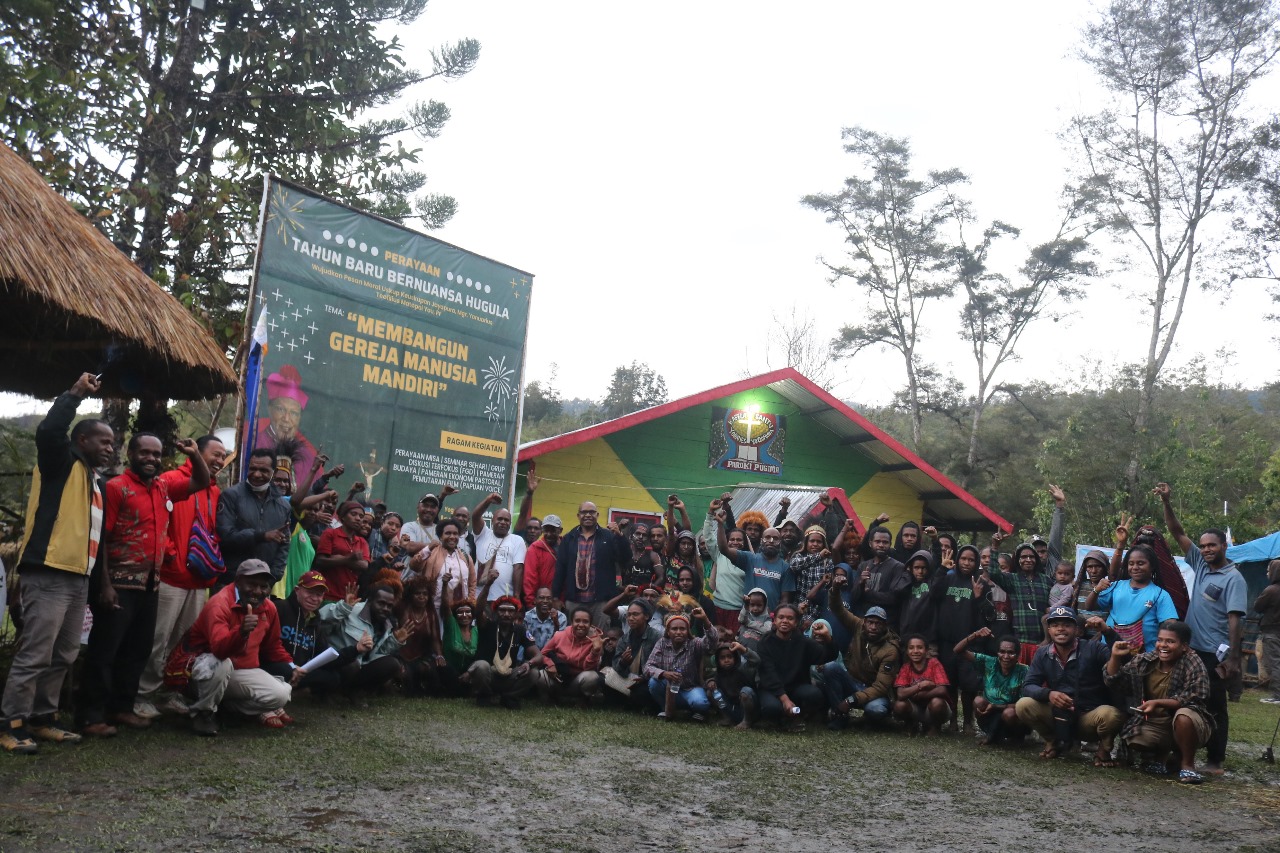 Suasana kegiatan perayaan lepas sambut Tahun Baru dalam nuanasa orang di Kapela “Santo Yohanes” Yogonima, Paroki “Kristus Gembala Kita” Pugima, Kampung Yogonima, Distrik Itlay-Hisage, Kabupaten Jayawijaya, Provinsi Papua Pegunungan. Foto: Manfred Kudiai, dokumen panitia perayaan tahun baru bernuansa Hugula.