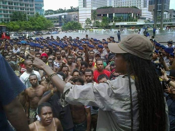 Foto Heni Lani saat orasi di aksi demo nasional AMP pada 1 Desember 2015 di Jakarta. Foto ilustrasi dari laolao-papua.com.