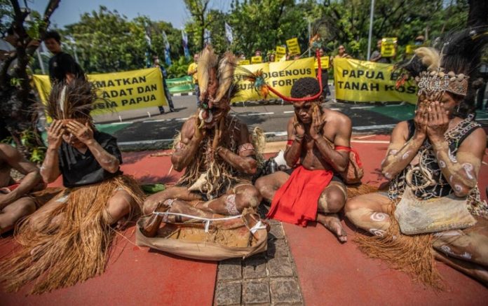 Aksi suku Awyu dan Moi pada 27 Mei 2024 di Jakarta. Foto dari betahita.id