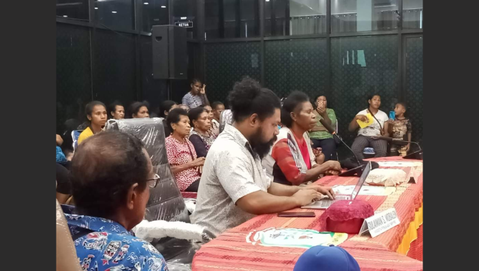 Mama-mama yang tergabung dalam P2MP.KS lakukan audiensi dengan MRP PBD pada 10 Juni 2024. Foto dokumen P2MP.KS.