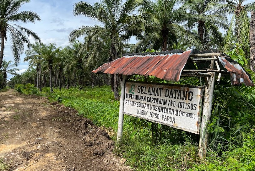 Gambar 1. Papan selamat datang yang sudah hampir ambruk