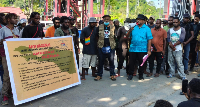 Aksi demonstrasi 1 Mei 2024 di depan Gapura Kampus Universitas Cenderawasih (Uncen), Abepura, Jayapura. Foto laolao-papua.com