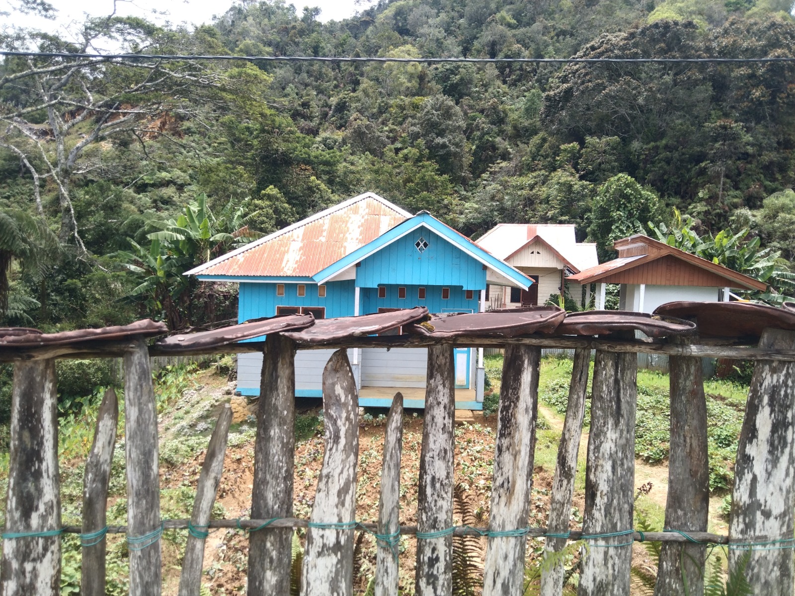 Pagar di depan salah satu rumah warga Mee di dekat SD Inpres Watiyai, Distrik Tigi Timur, Kabupaten Deiyai. Foto: dokumentasi I Ngurah Suryawan.
