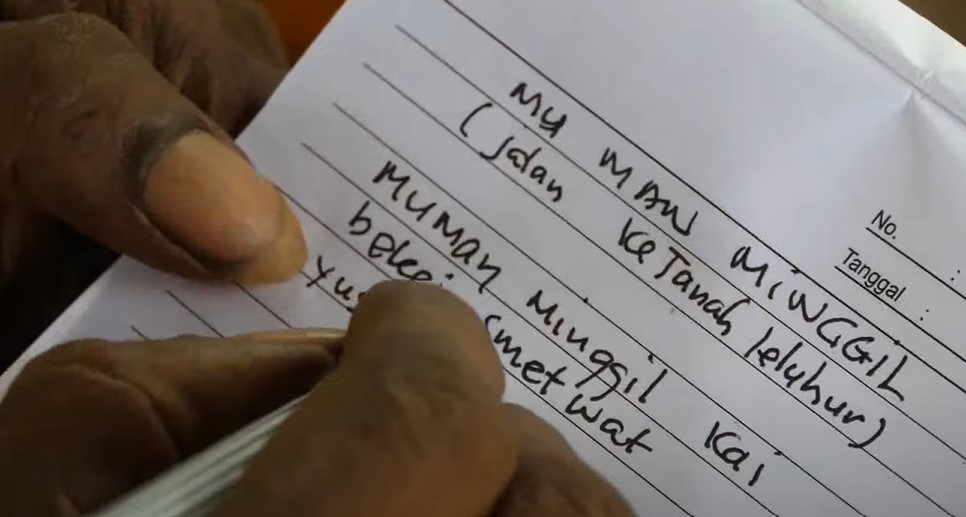 Tulisan syair lagu dengan tangan oleh Willem Giryar. Foto: West Papua Updates (2017).